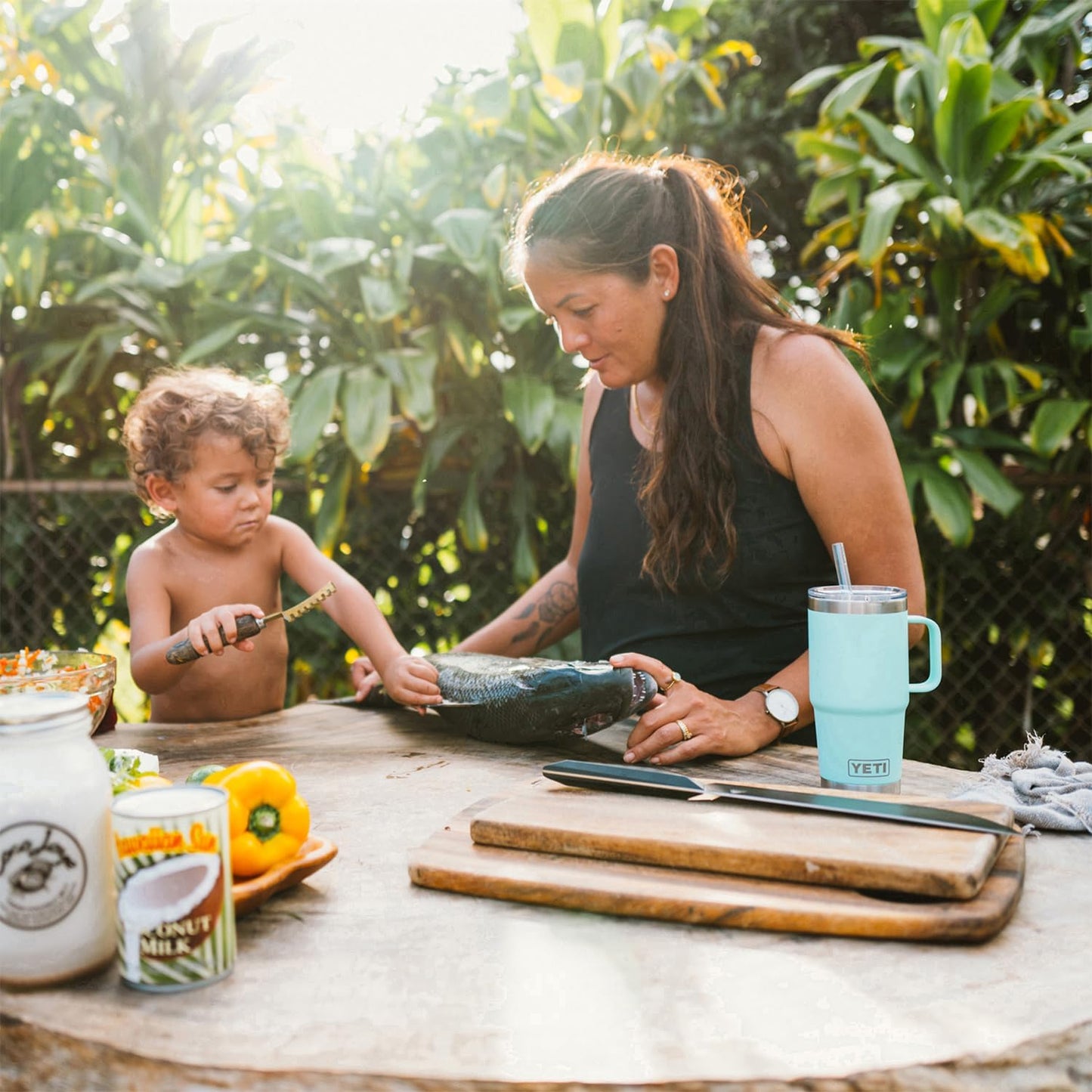YETI Rambler 25 oz Tumbler with Handle and Straw Lid, Travel Mug Water Tumbler, Vacuum Insulated Cup with Handle, Stainless Steel, Black Forest Green