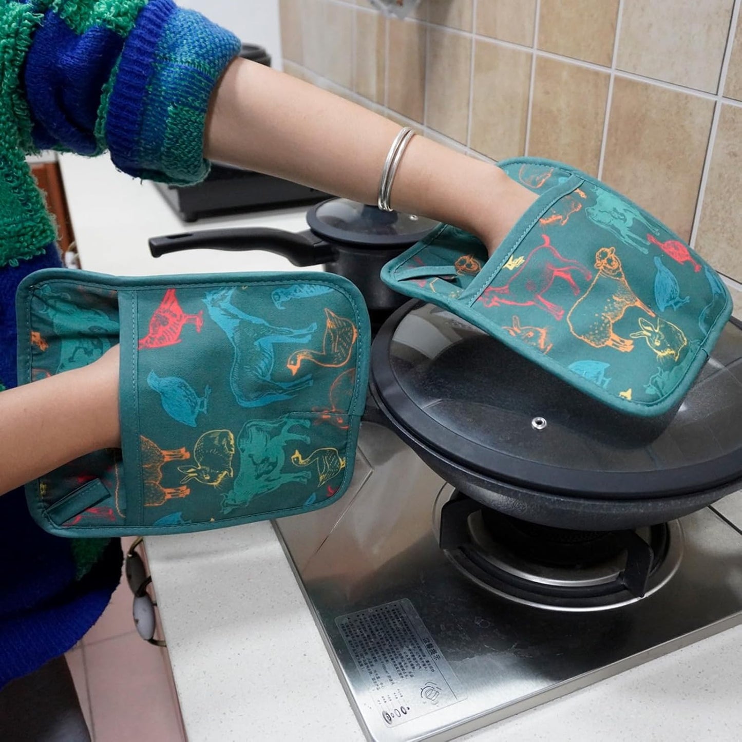 Pot Holders Set of 2 Heat Resistant 480℉ Kitchen 100% Cotton Comfortable Lining Printing Farm Cattle Flower Women Men Home Cooking Baking Microwave BBQ Gift (Farm Cattle potholds)