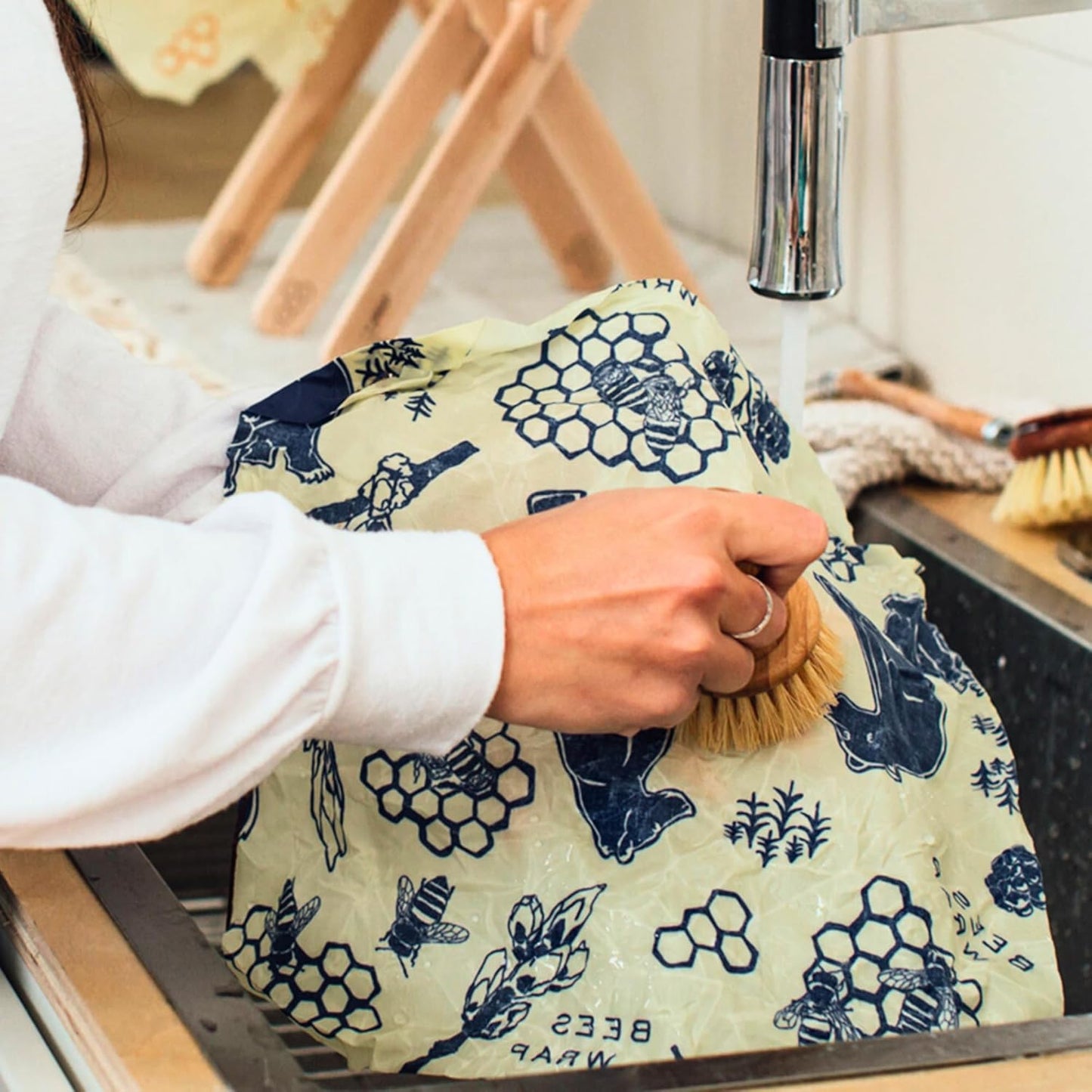 Bee's Wrap Beeswax Wraps for Food - Made in USA Reusable & Organic Food Wraps & Bowl Covers - Eco-Friendly Alternative to Aluminum Foil, Honeycomb & Bees + Bears Assorted 5 Pack (2L, 3M)